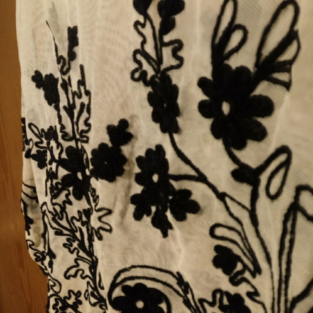 Embroidered top - Picture 2 of 3